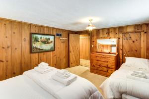 Giường trong phòng chung tại Ice Fishing On-Site! Brainerd Cabin on Rice Lake