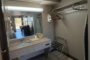 Phòng tắm tại American Inn by Hotel O Selma US 80