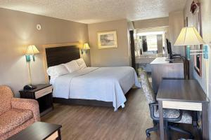 Giường trong phòng chung tại American Inn by Hotel O Selma US 80