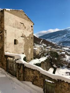 an old building is covered in snow at Rifugio del vicolo in Lucoli Alto