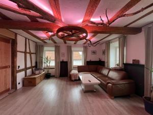 a living room with a couch and a ceiling with pink lights at Zwischen Wald und Wiese in Lilach