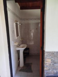 a bathroom with a sink and a mirror at Santa Mónica in Villa Giardino