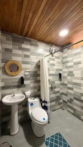 Et badeværelse på Airport Traveler's home.