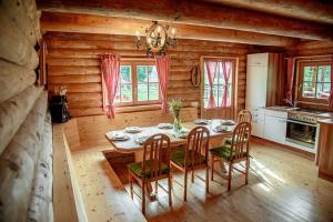 a dining room with a table and chairs in a cabin at Hüblerhütte in Lading