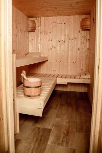 a wooden sauna with a wooden bucket in it at Hüblerhütte in Lading