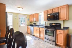 Kuchyň nebo kuchyňský kout v ubytování Lovely Home Near Bike Path Dog Welcome!