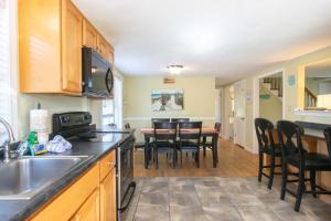 Kuchyň nebo kuchyňský kout v ubytování Lovely Home Near Bike Path Dog Welcome! + 16 fotografií