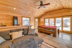 Et tv og/eller underholdning på Game Room, Patio and Stunning Views Lakefront Home!