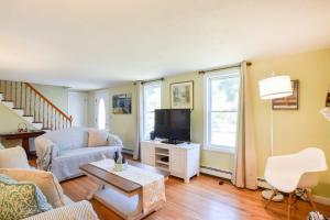 TV a/nebo společenská místnost v ubytování Lovely Home Near Bike Path Dog Welcome!