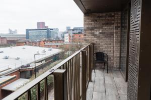 En balkon eller terrasse på Luxury 2 Bed Apartment, with a balcony city & canal view in Manchester City Centre!