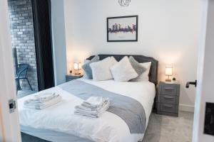 En eller flere senge i et værelse på Luxury 2 Bed Apartment, with a balcony city & canal view in Manchester City Centre!