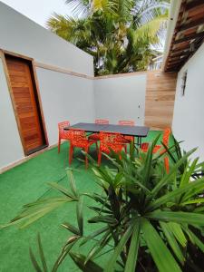 a patio with a table and chairs and plants at Casa Vivah in Lençóis