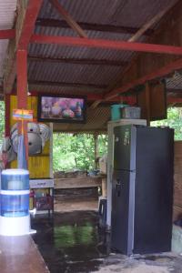 een keuken met een koelkast in een gebouw bij Hostal YAKU in Mocoa +72 foto's