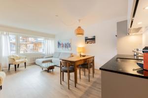 Køkken eller tekøkken på Apartment Tinus - 3 min Walk to Ski Lift + 17 billeder