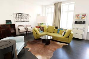 a living room with a yellow couch and a table at Zuhause am Boulevard - ABC40 in Wismar
