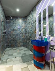 łazienka z umywalką i prysznicem w obiekcie Residence Kavkasioni w mieście Telawi