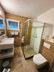 Phòng tắm tại Villa Lakeview Appartment Tomori