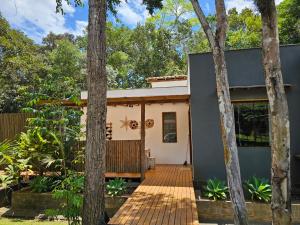 een huis in het bos met bomen bij Maison CATU in Itacaré