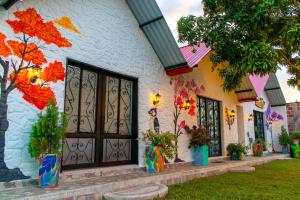 a house with a painting on the side of it at Cabañas Villa del Prado in Gigante