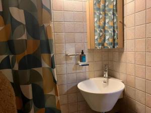 un bagno con lavandino e specchio di Melivista a Melívoia Altre 45 foto