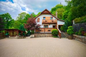 a house with a brick driveway in front at Willa Wincentówka w sercu Uzdrowiska in Szczawnica +46 photos
