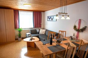 un soggiorno con un tavolo e un divano di Haus Prodinger a Weisspriach