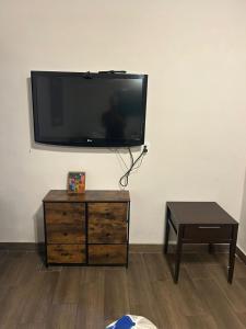una TV a schermo piatto a parete con cassettiera in legno di Casa del Olivo Suite 2 a Parras de la Fuente