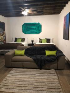 una camera con due letti e un divano in camera di Casa del Olivo Suite 2 a Parras de la Fuente