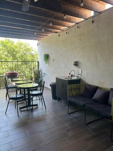 un patio con tavolo, sedie e lavandino di Casa del Olivo Suite 2 a Parras de la Fuente