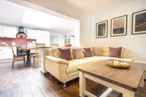 a living room with a couch and a table at Ferienhaus "Hus Oetti" in Ostseebad Sellin