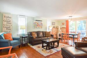 Et opholdsområde på Home Near Oceanside Beaches Dog Friendly