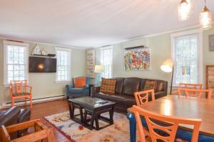 Et opholdsområde på Home Near Oceanside Beaches Dog Friendly