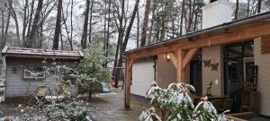 una casa con portico accanto a un edificio di Knabbel en Babbel a Lochem