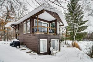 una piccola casa nella neve con un balcone di Brainerd Cabin on Rice Lake Near Snowmobiling a Brainerd