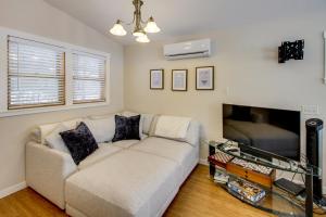 un soggiorno con un divano e una televisione di Brainerd Cabin on Rice Lake Near Snowmobiling a Brainerd