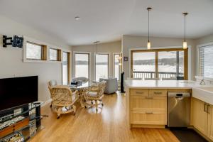 una cucina con un tavolo e una sala da pranzo di Brainerd Cabin on Rice Lake Near Snowmobiling a Brainerd