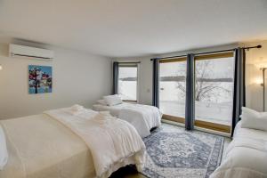 una stanza bianca con due letti e una finestra di Brainerd Cabin on Rice Lake Near Snowmobiling a Brainerd