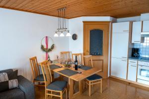 una cucina e una sala da pranzo con tavolo e sedie in legno di Haus Prodinger a Weisspriach Altre 22 foto