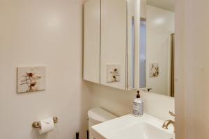 un bagno bianco con lavandino e specchio di Brainerd Cabin on Rice Lake Near Snowmobiling a Brainerd Altre 17 foto