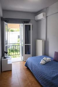 En eller flere senge i et værelse på Beautiful view of poros + 9 billeder