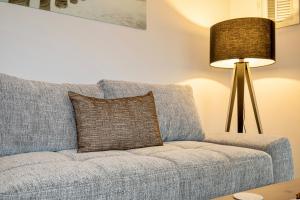 ein Wohnzimmer mit einer Couch und einer Lampe in der Unterkunft Alte Fischfabrik Ruheinsel in Lauterbach