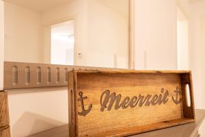 ein Schild mit der Aufschrift „i meyer“ vor einem Spiegel in der Unterkunft Alte Fischfabrik Ruheinsel in Lauterbach