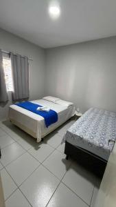 una camera da letto con due letti in una stanza di Paulinos Flat 02, Ubajara CE a Ubajara