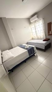 una stanza d'ospedale con due letti e una finestra di Paulinos Flat 02, Ubajara CE a Ubajara
