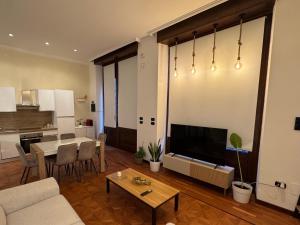 ein Wohnzimmer mit Sofa und Tisch in der Unterkunft Loft 84 in Piacenza