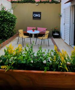 a patio with a table and chairs and plants at Temporario CNQ in Corrientes