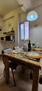 a wooden table with glasses on it in a kitchen at Temporario CNQ in Corrientes +5 photos