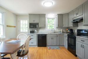 Kuchyň nebo kuchyňský kout v ubytování Stylish Home Dog Friendly Close to Beach + 17 fotografií