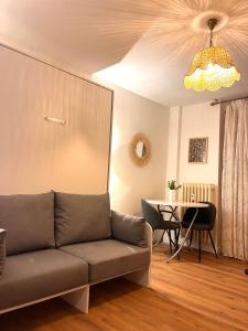 un soggiorno con un divano e un tavolo di Appartamento Moon River Monolocale a Limone Piemonte