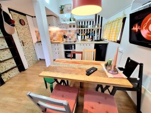 una cucina e una sala da pranzo con tavolo e sedie in legno di Boho House 5 camp Terme Catez with promotional tickets prices a Čatež ob Savi